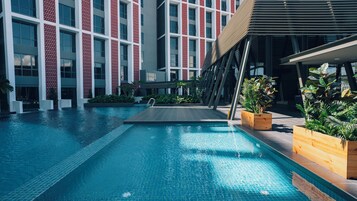 Una piscina al aire libre