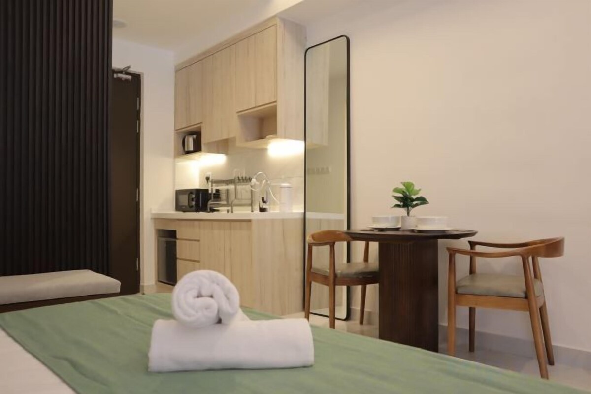 Ropa de cama de alta calidad, minibar, escritorio y cortinas opacas