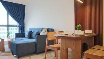 Comfort-Suite, 2 Schlafzimmer, Stadtblick, Meerseite | Wohnbereich | 35-Zoll-Smart-TV mit Digitalempfang, Netflix, Streaming-Dienste