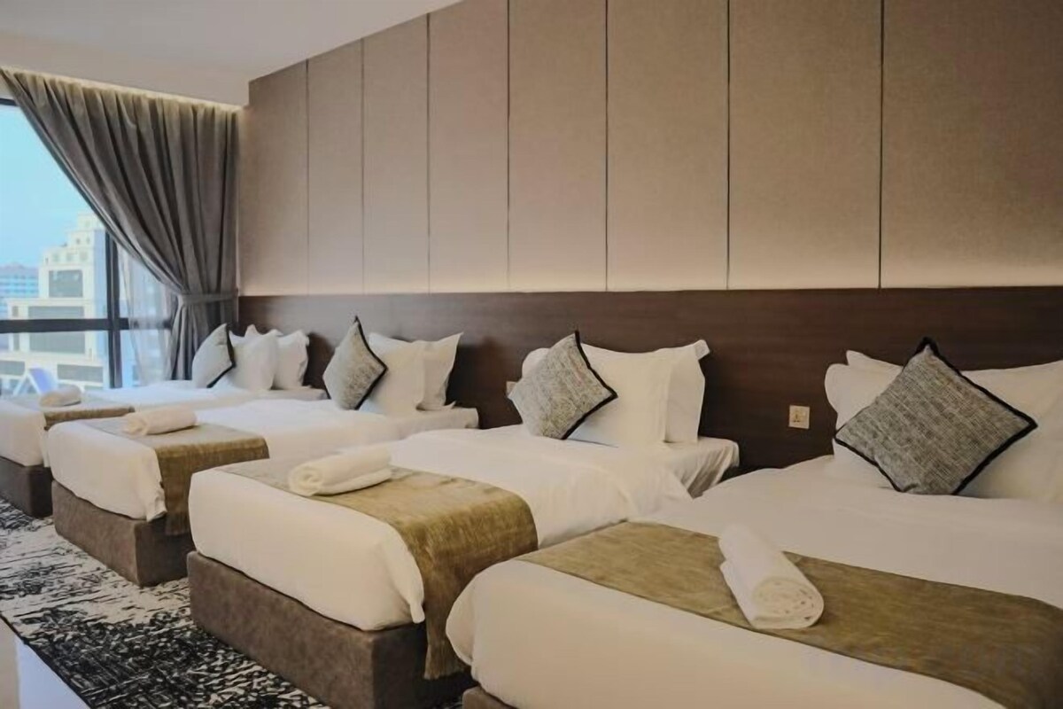 Ropa de cama de alta calidad, minibar, escritorio y cortinas opacas