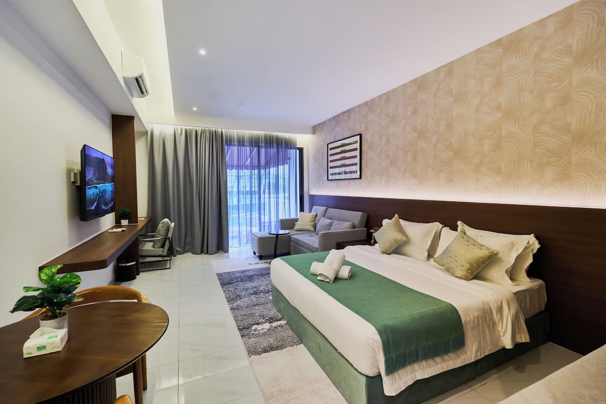 Suite studio Premier, non-fumeur, vue sur la piscine | 1 chambre, literie de qualité, minibar, décor unique