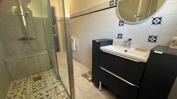 SĂšche-cheveux, serviettes fournies, savon, papier toilette