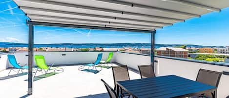 Appartamento (Two Bedroom Apartment with Sea View a) | Terrazza/patio