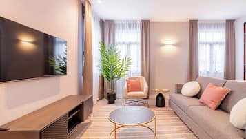 Apartamento presidencial | Zona de estar | Smart TV de 60 pulgadas con canales por cable
