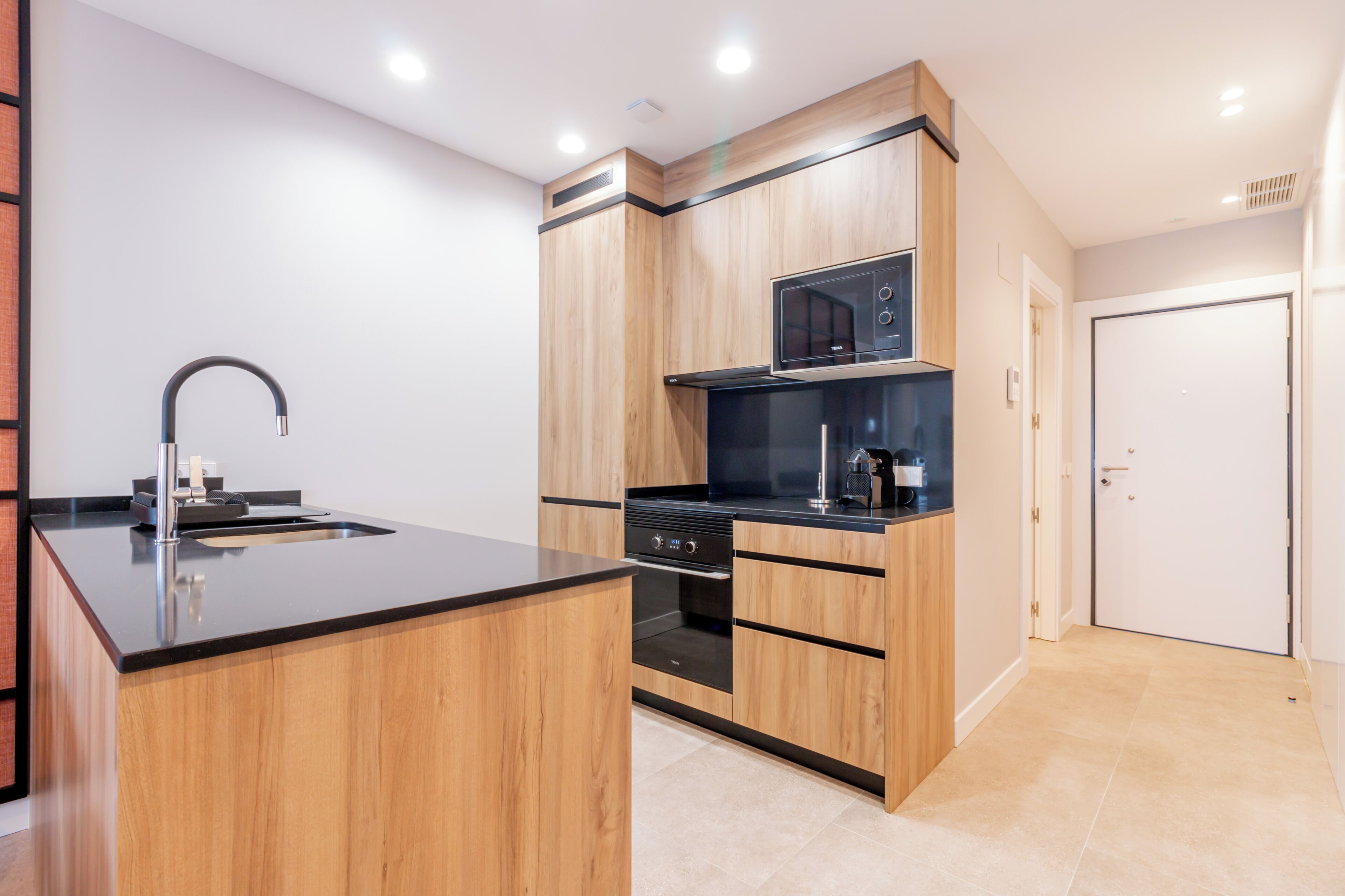 Business Apartment | Private kitchen | Full-sized fridge, microwave, oven, stovetop