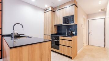 Business Apartment | Private kitchen | Full-sized fridge, microwave, oven, stovetop