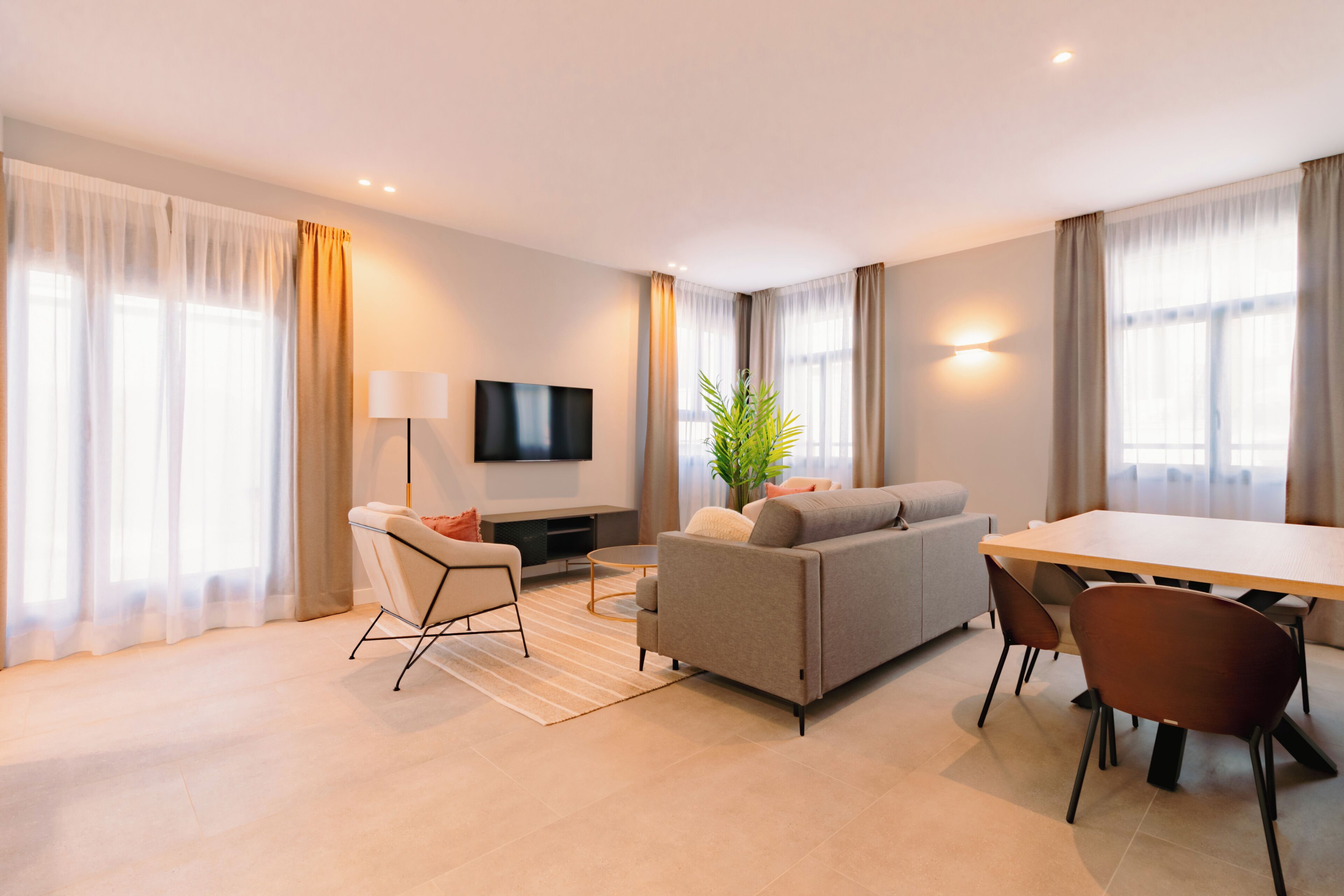 Presidentieel appartement | Woonruimte | Een 60-inch smart-tv met kabelzenders