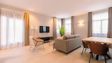 Presidentieel appartement | Woonruimte | Een 60-inch smart-tv met kabelzenders
