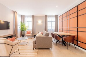 Presidential Apartment | Living area | 60-inch Smart TV with cable channels - Home Art Apartments Bernabéu (Madrid)