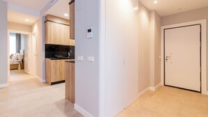 Een moderne keuken met houten kastjes, een zwart aanrecht en een ingebouwde oven.