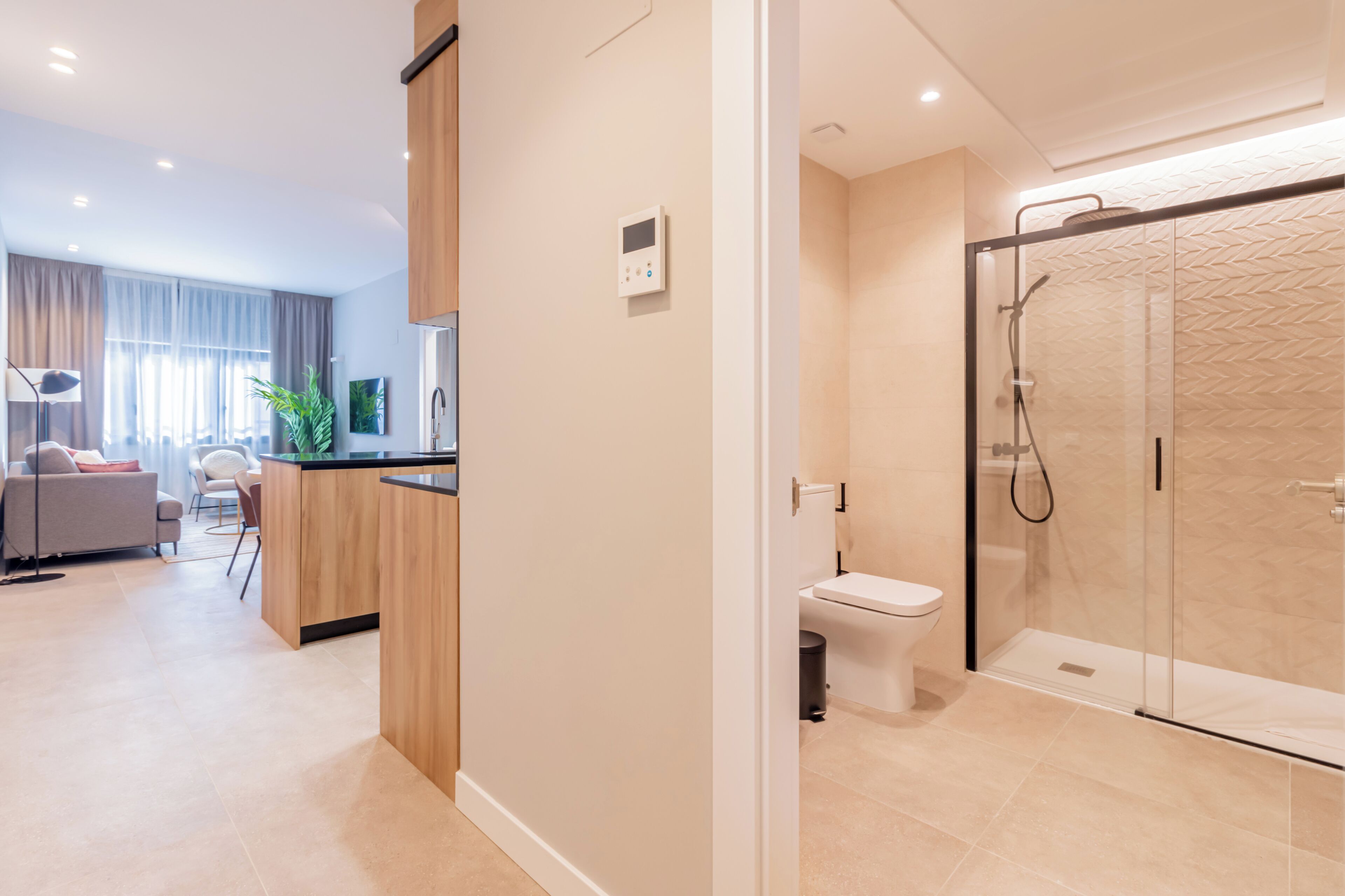 Une salle de bain moderne avec une douche à parois de verre et des toilettes.