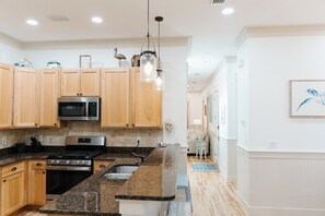 冷蔵庫、電子レンジ、オーブン、コンロ