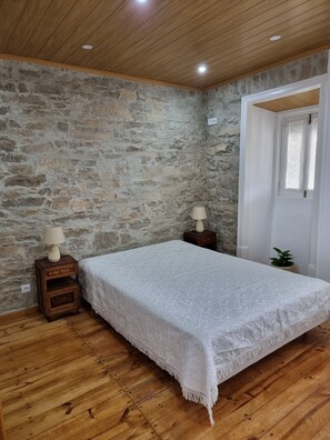 2 bedrooms, iron/ironing board, WiFi, bed sheets - Casa da Ti Alzira - a refuge at the foot of the mountain with a touch of tradition (Leiria)