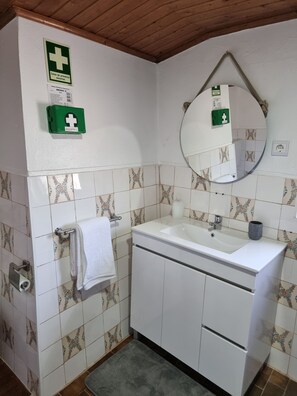 Hair dryer, bidet, towels, soap - Casa da Ti Alzira - a refuge at the foot of the mountain with a touch of tradition (Leiria)