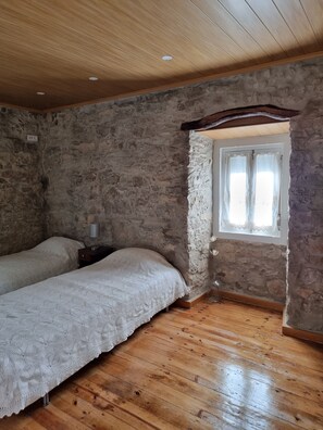 2 chambres, fer et planche à repasser, Wi-Fi, draps fournis