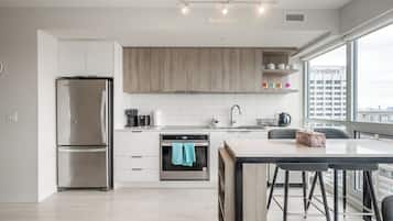 Deluxe Condo, 2 Bedrooms, Balcony, City View | Private kitchen