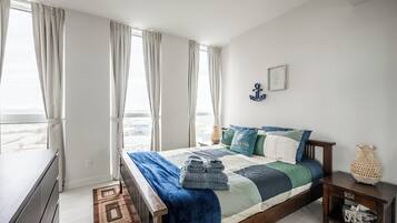 Apartamento Deluxe, 2 habitaciones, balcón, vistas a la ciudad | 2 dormitorios, tabla de planchar con plancha, cunas (de pago)