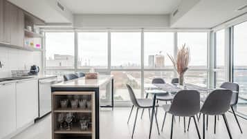 Condo Deluxe, 2 habitaciones, balcón, vista a la ciudad | Comedor