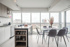 Leilighet – deluxe, 2 soverom, balkong, byutsikt | Spisestue