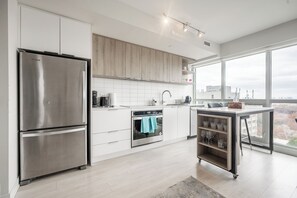 Deluxe Condo, 2 Bedrooms, Balcony, City View | Private kitchen