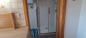 Shower, hair dryer, towels, soap - Wooden house in a park-like garden (Schwielowsee)