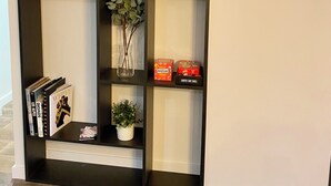 Ein Bücherregal mit verschiedenen Dekorationselementen und Büchern.