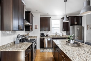 Fridge, microwave, oven, stovetop - Indy Experience House / Movie Theater, Patio, Office, Private Parking (Indianapolis)