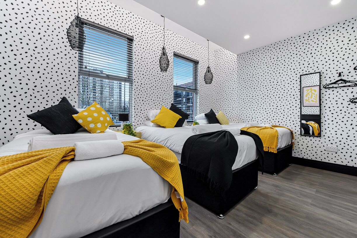 6 bedrooms, iron/ironing board, WiFi, bed sheets