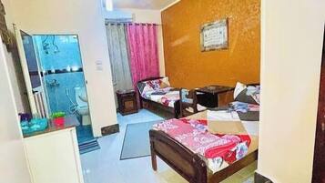 Basic Triple Room | In-room safe, free WiFi