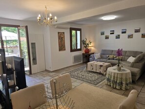 Smart TV, DVD player, books