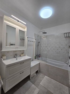 Douche, sĂšche-cheveux, serviettes fournies, savon