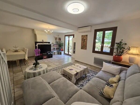 Smart TV, DVD player, books