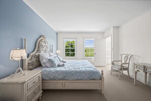 4 quartos, ferros/tábuas de passar roupa, acesso à internet