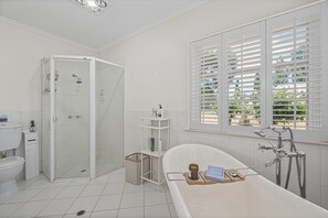 Shower, hair dryer, towels - Chateau On Vines ~ Aldinga - Welcome to Chateau On Vines (Aldinga)