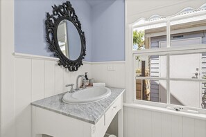 Douche, sèche-cheveux, serviettes fournies