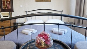 2 bedrooms, iron/ironing board, free WiFi, bed sheets