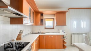 Refrigerador, microondas, horno y lavavajillas 