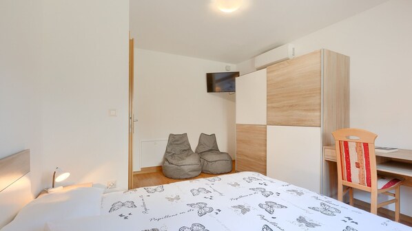 3 bedrooms, iron/ironing board, free WiFi, bed sheets