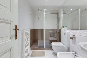 Hair dryer, towels, soap, toilet paper - Spacious apartment in the historic center. (Hlavní mesto Praha)