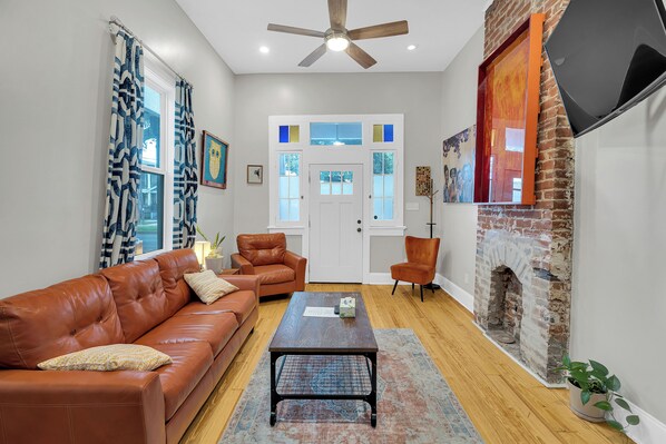 Smart TV - 3 Bedroom 2 bath in MidCity (New Orleans)