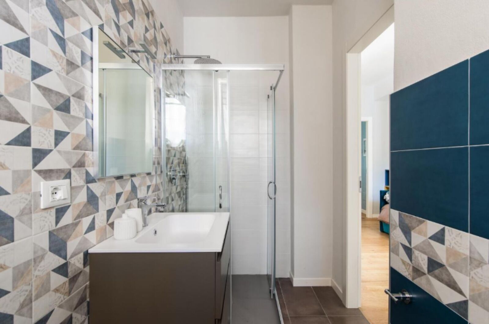 Dusche, Haartrockner, Bidet, Handtücher