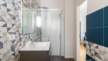 Dusche, Haartrockner, Bidet, HandtĂŒcher