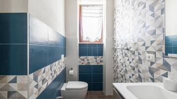 Dusch, hårtork, bidé och handdukar