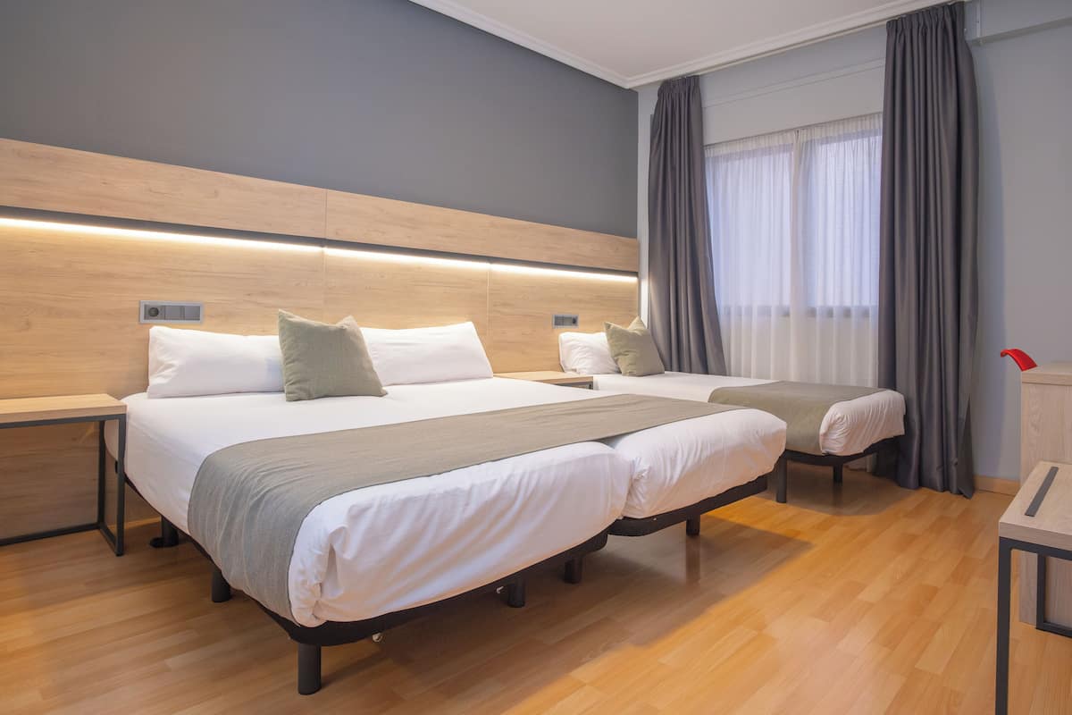 Basic Triple Room | Meja, ruang kerja komputer riba, kalis bunyi