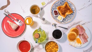 A breakfast table with various food items and drinks. - VTZ Hotel El Príncipe (Zaragoza)