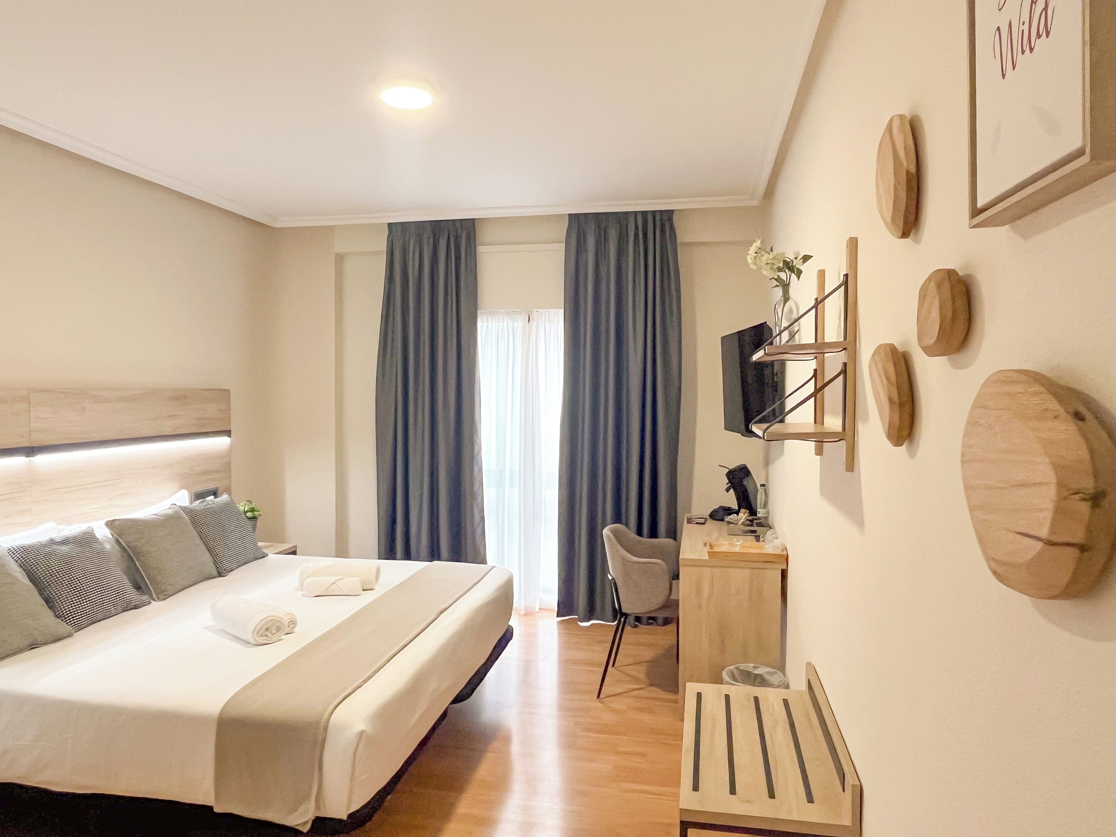 Habitación doble superior | Escritorio y espacio para trabajar con un portátil