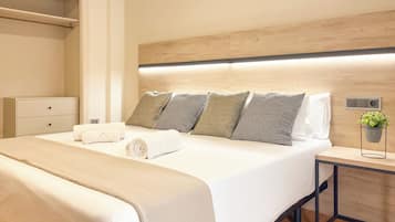 Superior tweepersoonskamer | Badkamer | Een bad, een haardroger, handdoeken, zeep