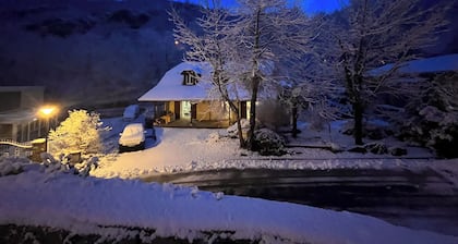 Spacious, comfortable and cosy house, lifts 10mm away on foot.