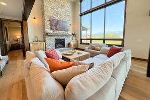 Una Smart TV, una chimenea