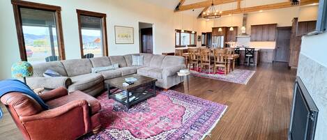 Smart TV, chimenea, reproductor de DVD